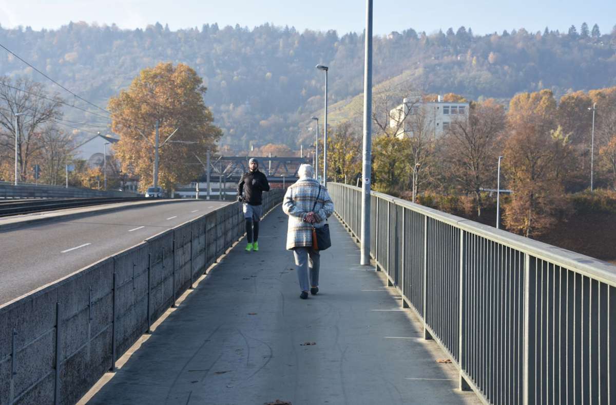Der Aufenthalt auf den Neckarbrücken könnte attraktiver sein.