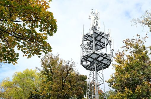 Mobilfunkmast in Stuttgart: Die Bundesregierung fordert eine strengere Überprüfung der verwendeten Bauteile. Foto: dpa/Bernd Weißbrod