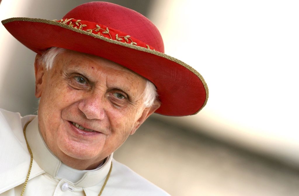 Mann mit Hut: Der goldgebordete rote, breitgerandete Hut gehört zum Dresscode der Päpste.