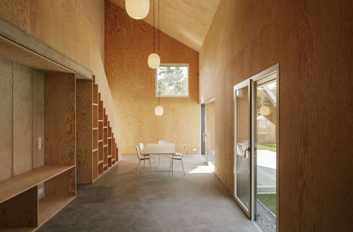 Im Inneren des Hauses im Allgäu dominieren Holz und Beton – kombiniert mit schönen Leuchten und Einbaumöbeln.