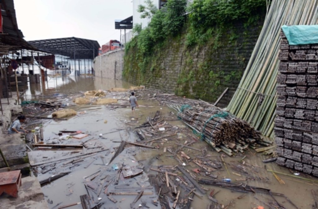 Bei Überschwemmungen und Erdrutschen in China sind mindestens 19 Menschen ums Leben gekommen.