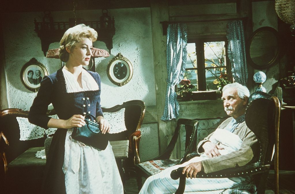 Hold spielt – Achtung, Ordnungsbruch im Heimatfilm – ein uneheliches Kind. Aber zu ihrem Großvater (Josef Egger) hat sie das allerbeste Verhältnis.