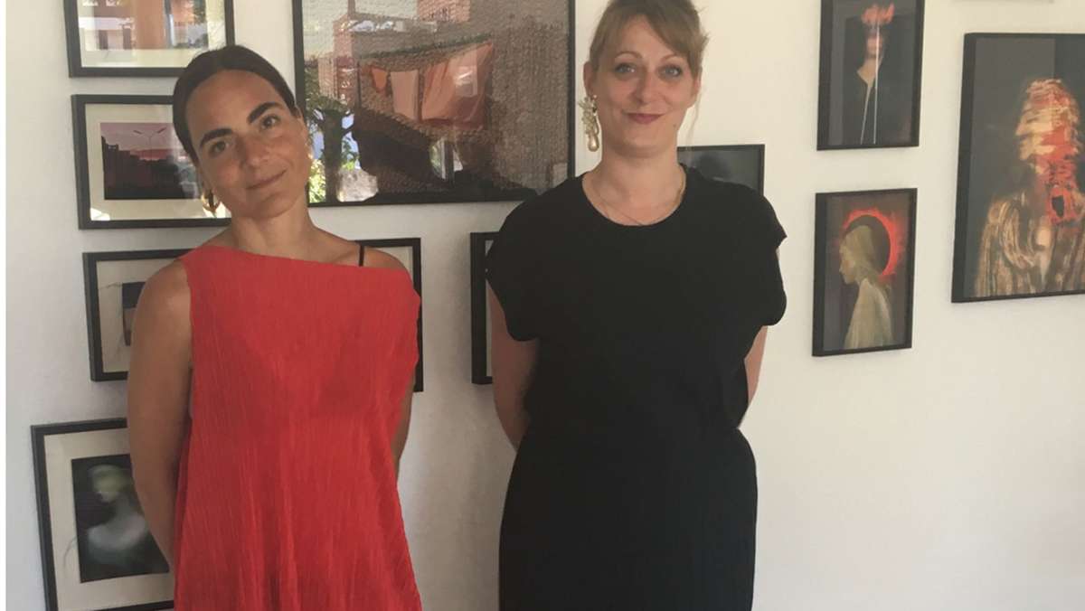  Die Böblinger Schau zeigt neben Solo-Werken von Anna Illenberger aus Stuttgart und Janine Kuehn aus Berlin die im Dialog der beiden Künstlerinnen entstandene Werkserie „Remix“. 