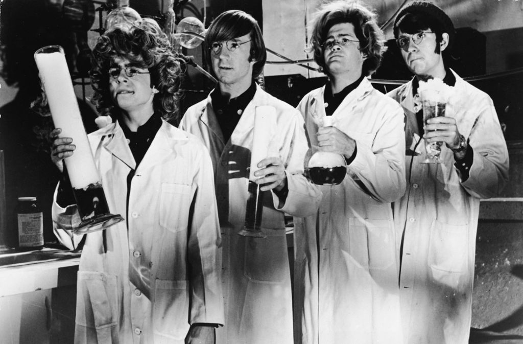 Die Monkees als verrückte Wissenschaftler in ihrer TV-Show: Davy Jones, Peter Tork, Mickey Dolenz und Michael Nesmith.