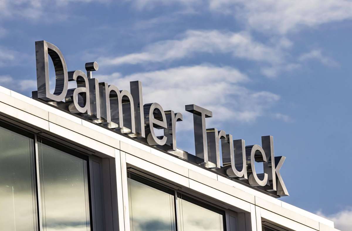 Daimler Truck will bis 2030 mehr elektrische als nicht elektrische Lkw verkaufen. Foto: imago images/Arnulf Hettrich