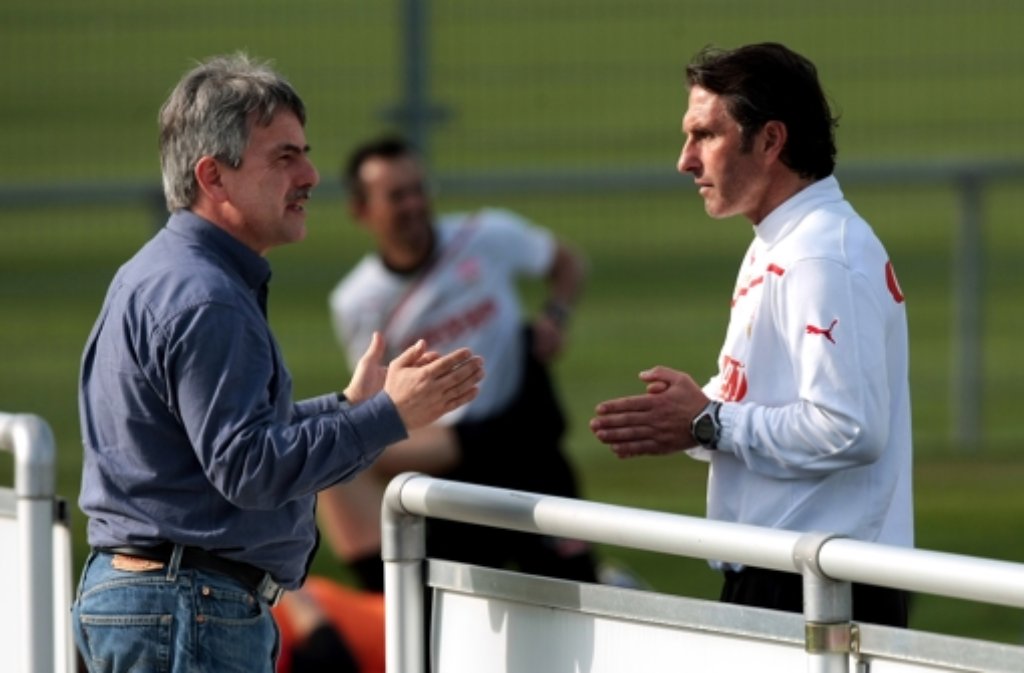 ...Gerd E. Mäuser (links) ans Trainingsgelände. Der VfB-Präsident scheint Einiges mit Cheftrainer Bruno Labbadia besprechen zu müssen. Das schönste Geschenk machte sich Geburtstagskind...