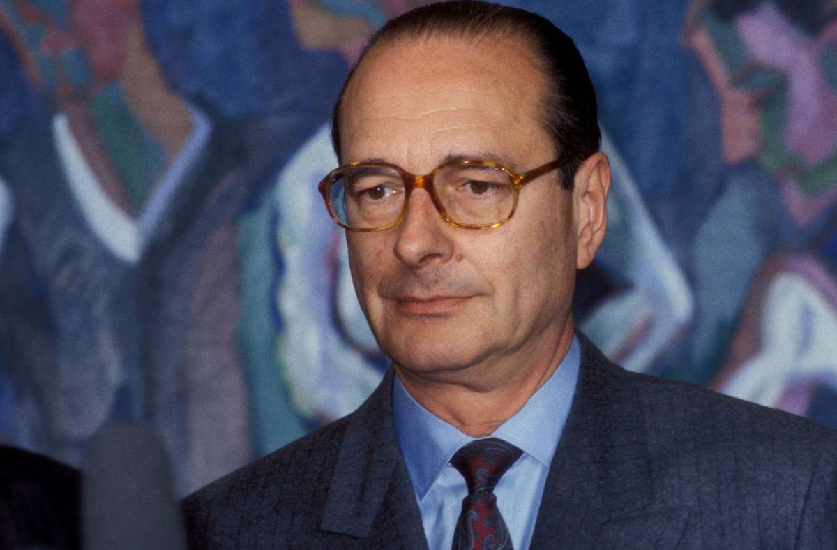 Der französische Politiker Jacques Chirac mit einem Nasenfahrrad von Bonnet.