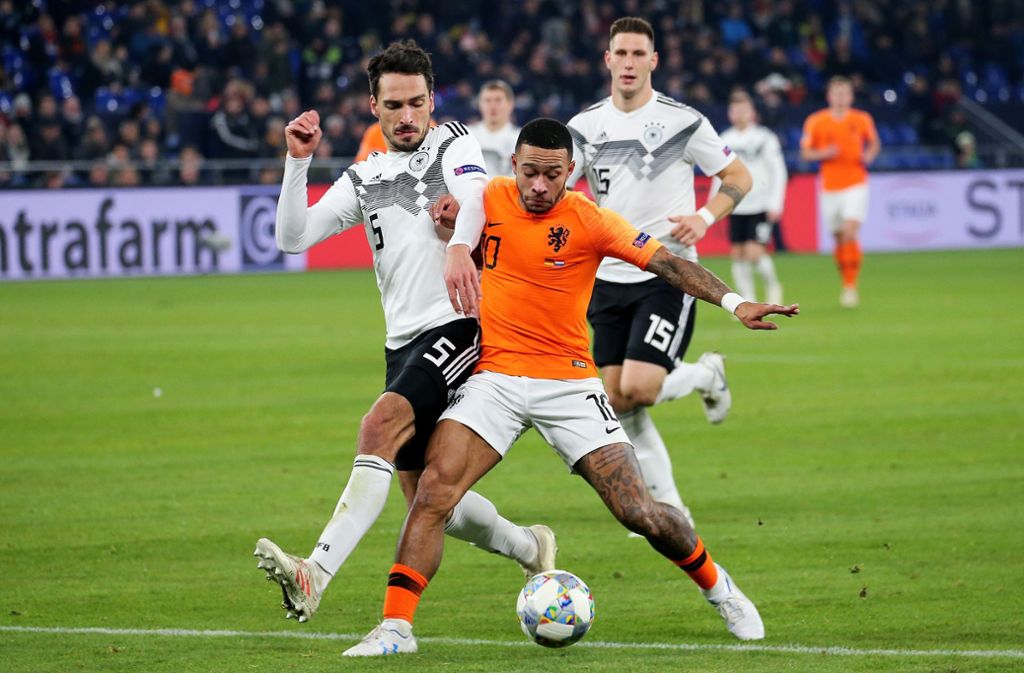 13. Oktober 2018, Niederlande – Deutschland 3:0: Nach 16 Jahren kassiert die deutsche Nationalmannschaft wieder eine Niederlage gegen die Holländer. In der Nations League haben die Deutschen um Mats Hummels (li.) beim 0:3 keine Chance. Durch die Niederlage und das 2:2 (nach 2:0-Führung) im Rückspiel steigt das Team von Joachim Löw sogar in die Liga B ab.