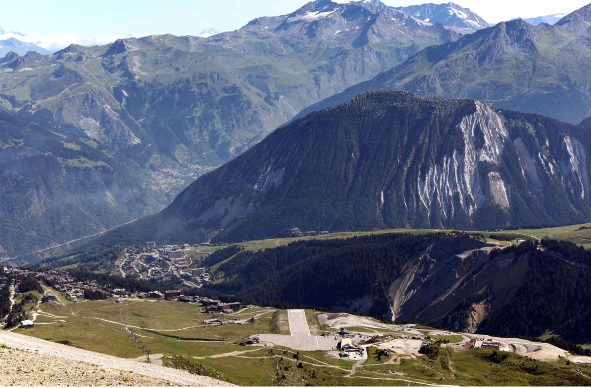Altiport International de Courchevel: In Courchevel in den französischen Alpen hat die sehr kurze Landebahn (nur 537 Meter) jedoch einen Anstieg von 18,6 Prozent, um die Bremskraft der Propellermaschinen zu stärken.