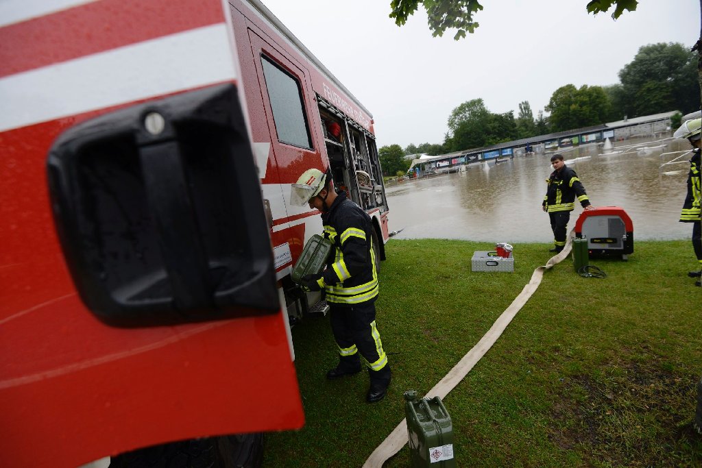 Die Stadt Stuttgart hat am frühen Montagabend bekanntgegeben, das sie das Freibad Rosental in Vaihingen bis auf Weiteres geschlossen hat. Der Grund: Der Sindelbach ist übergelaufen, und die Liegewiese sowie sämtliche Becken des Bades sind überschwemmt.