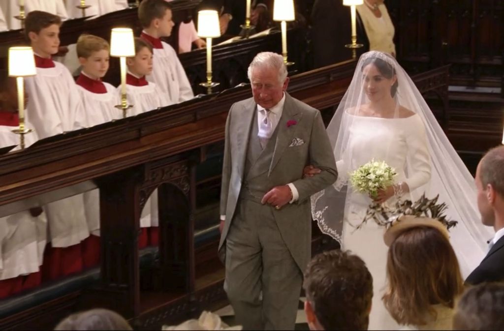 ... und wurde dann von ihrem künftigen Schwiegervater, Prinz Charles, an den Altar geführt.