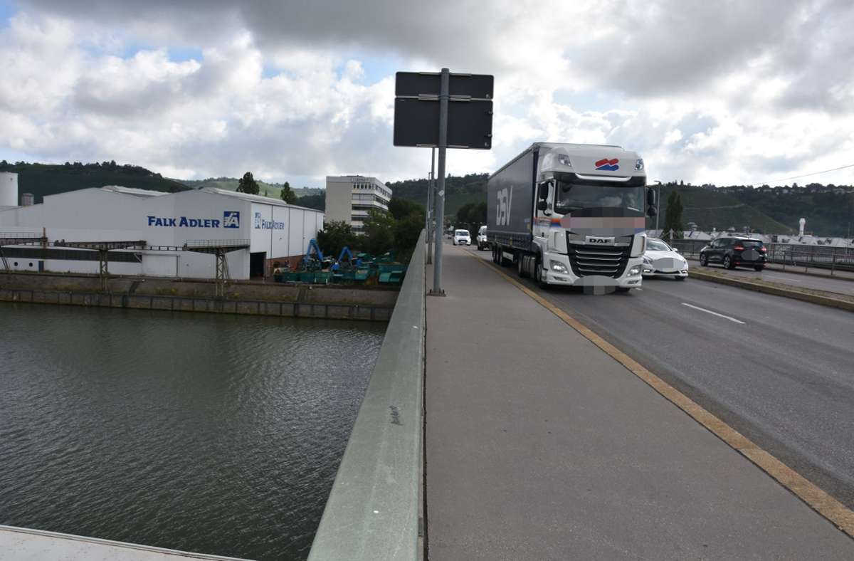 Eine angekoppelte Leichtbaubrücke parallel zu den Otto-Hirsch-Brücken könnte die Aufenthaltsqualität am Neckar erhöhen.