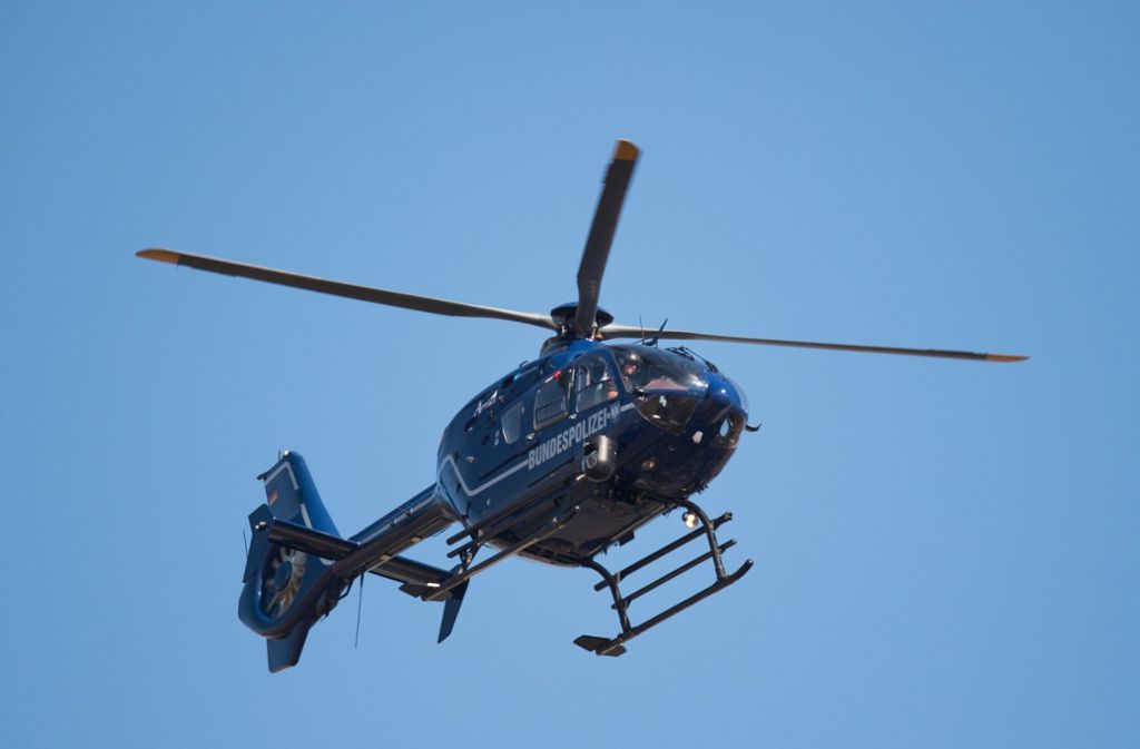 Die Polizei hatte auch mit einem Hubschrauber nach der Frau gesucht. (Symbolbild) Foto: picture alliance/dpa/Arne Immanuel Bänsch