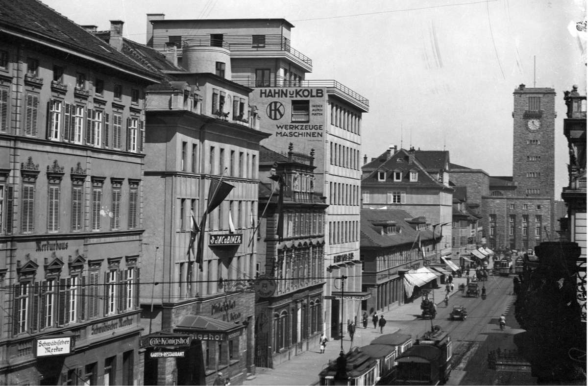 Der Stammsitz der Weinbrennerei Jacob Jacobi mit der Werbetafel für den Likör Jakobiner an der unteren Königstraße 18 (zweites Haus von links) in Stuttgart um 1930. Dort steht heute das Gebäude mit der Einzelhandelskette TK Maxx.
