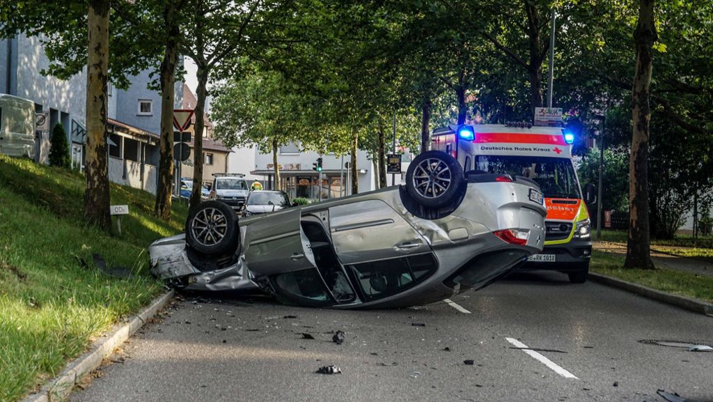 Unfall in Holzgerlingen: Auto landet auf Dach – Zwei Verletzte