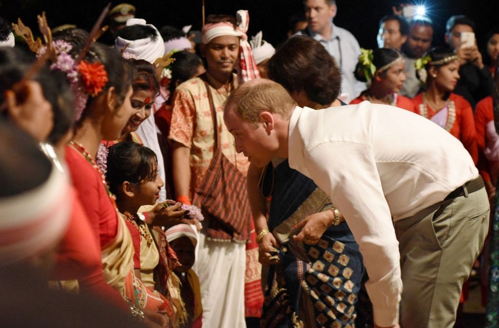 Prinz William spricht mit einem Kind.