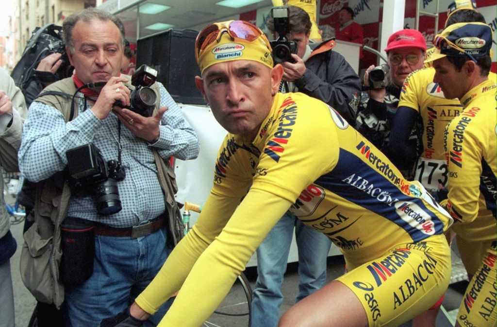 2004 stirbt Marco Pantani, der Tour-Sieger von 1998, an einer Überdosis Kokain in einem Hotelzimmer in Rimini. Er war 1999 beim Giro d’ Italia des Dopings überführt worden, hatte 2003 endgültig mit dem Radsport aufgehört und litt unter starken psychischen Problemen.