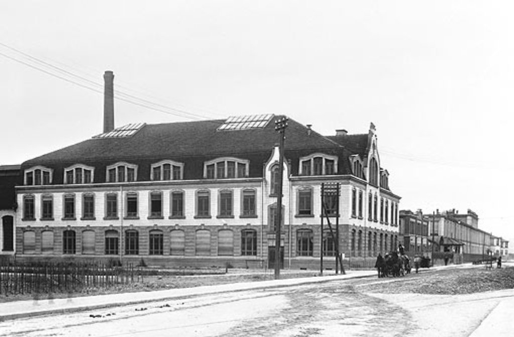 Station 8 - Daimler-Werk in Untertürkheim: In Untertürkheim geht weiter, was am Seelberg begann: Schon 1901 macht der erste Mercedes auf der "Woche von Nizza" Furore. Seinen Namen verdankt der Wagen der Tochter von Emil Jellinek, der die Daimler-Automobile an die Hautevolee verkauft.