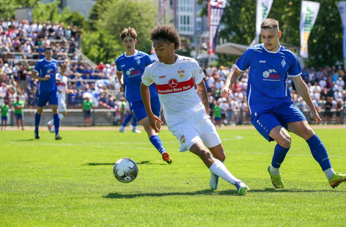 Mit einem ungefährdeten 7:1-Sieg gegen den Landesligisten SV Böblingen startet der VfB Anfang Juli in die Vorbereitung. Alou Kuol (3), Chris Führich (2), Enzo Millot (1, im Bild) und Thomas Kastanaras (1) erzielen die Tore für die Stuttgarter, bei denen viele Nationalspieler noch nicht dabei sind.
