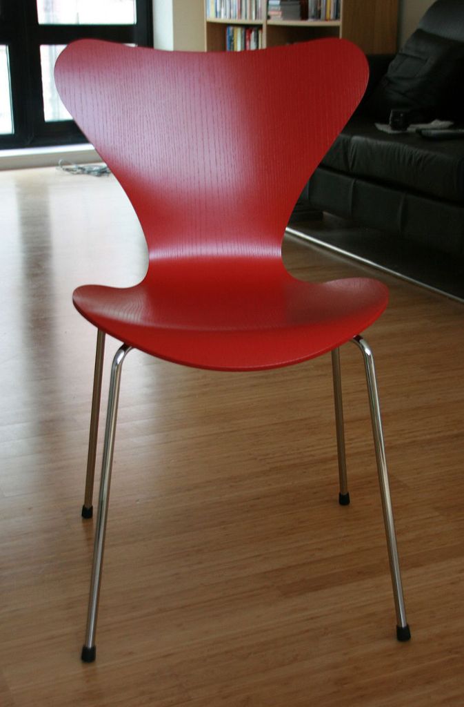 Ein Exemplar des Stuhls Modell 3107 des dänischen Designers Arne Jacobsen, auf dem sich Christine Keeler 1963 während der Fotoaufnahmen mit Lewis Morley nackt räkelte.