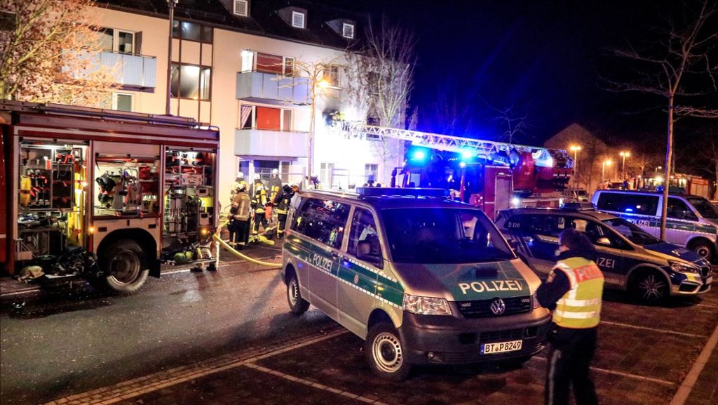  In einem Ankerzentrum in Bamberg sind mehrere Flüchtlinge brutal auf die Polizei losgegangen. Gegen sie wird nun wegen versuchter Tötungsdelikte ermittelt. Insgesamt wurden elf Personen verletzt. 