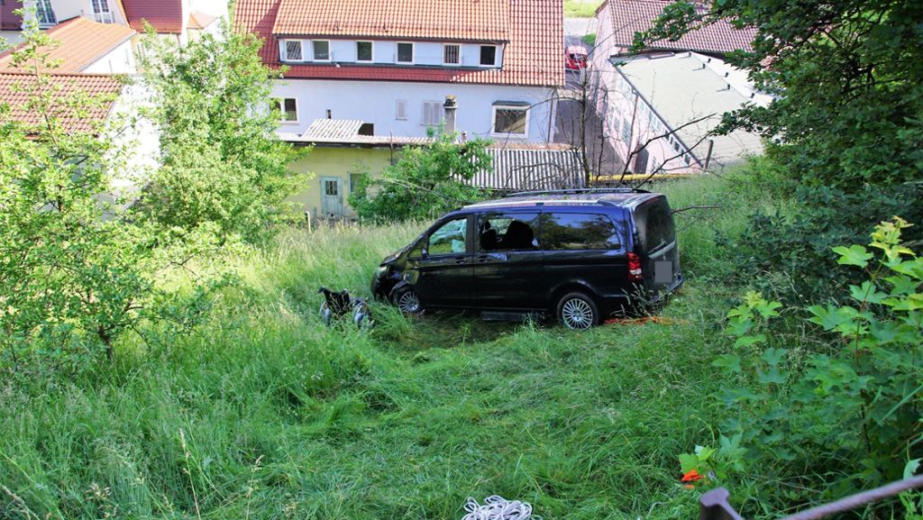Unfall in Esslingen: Autofahrer driftet  25 Meter Böschung hinab