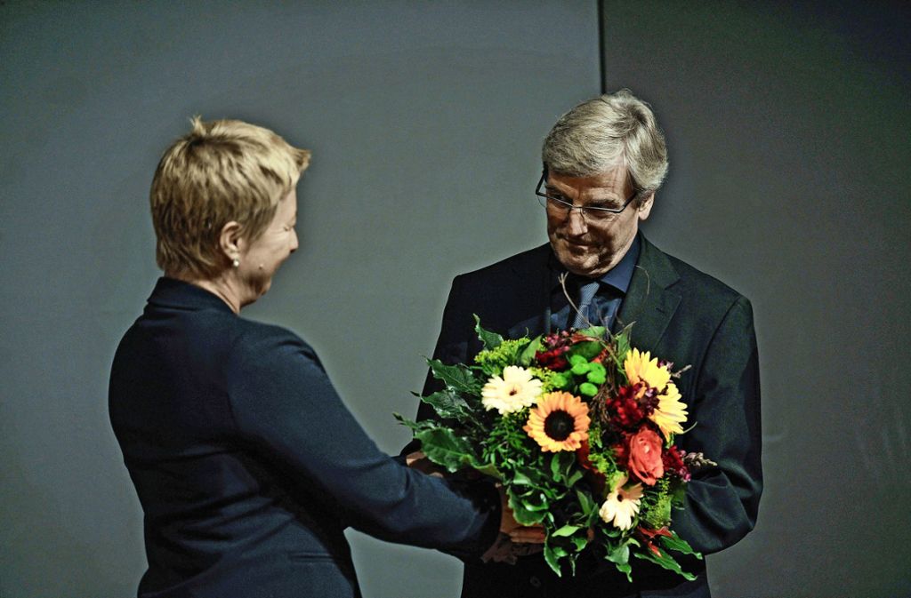 Regionaldirektorin Nicola Schelling beglückwünscht Thomas Bopp mit einem  Blumenstrauß. Foto: Lichtgut/Max Kovalenko