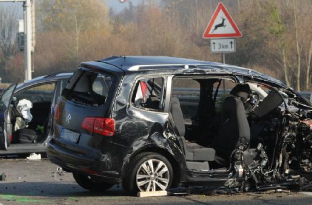 Unfallfahrzeuge stehen am Sonntag auf der Autobahn A5 bei Offenburg. Bei dem Verkehrsunfall durch einen Geisterfahrer starben sechs Menschen.