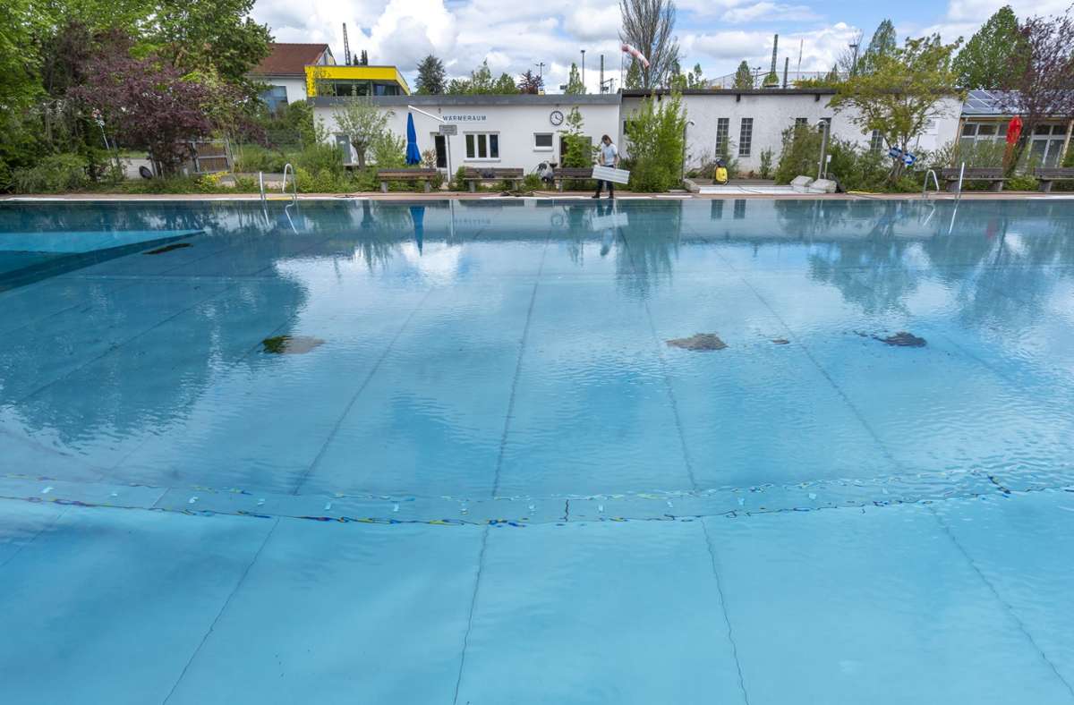 Im Freibad Renningen wird Schwimmen unterrichtet. Nach Ansicht einer örtlichen Initiative ist das aber alles andere als ideal. Sie wünschen sich ein Lehrschwimmbad. Foto: Jürgen Bach