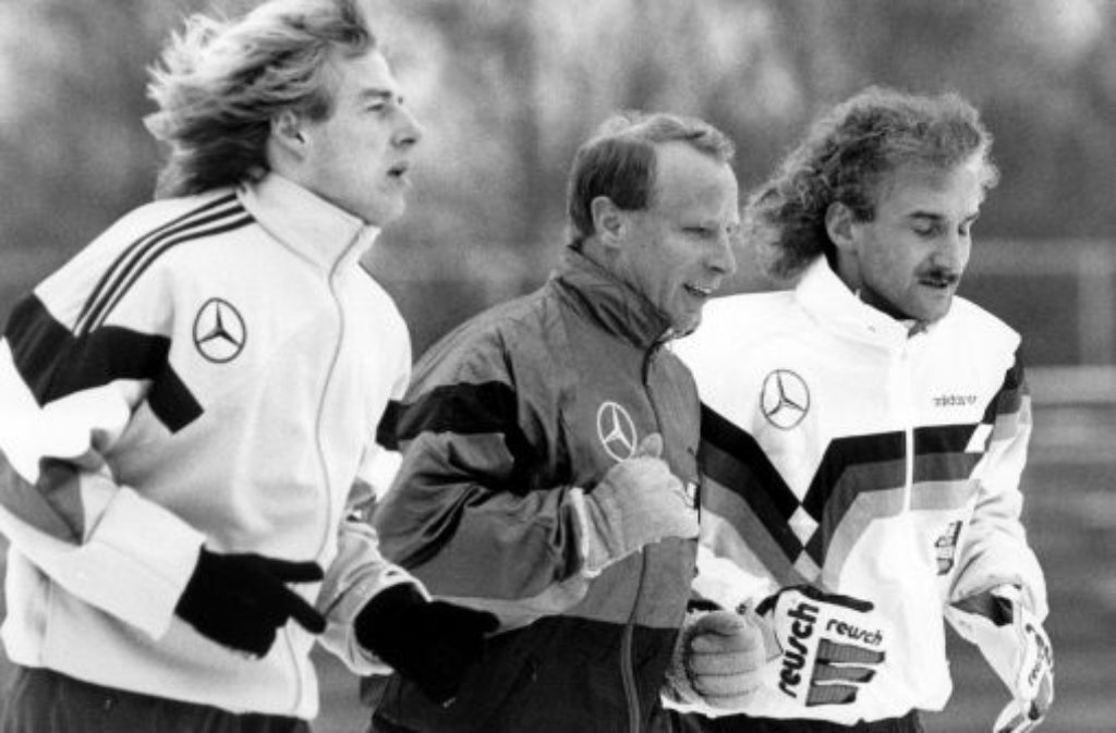Vogts (Mitte) als deutscher Nationaltrainer mit den beiden Stürmern Jürgen Klinsmann (links) und Rudi Völler (rechts) im Dezember 1990, kurz nachdem er das Amt von Franz Beckenbauer übernommen hatte. Sechs Jahre später ...