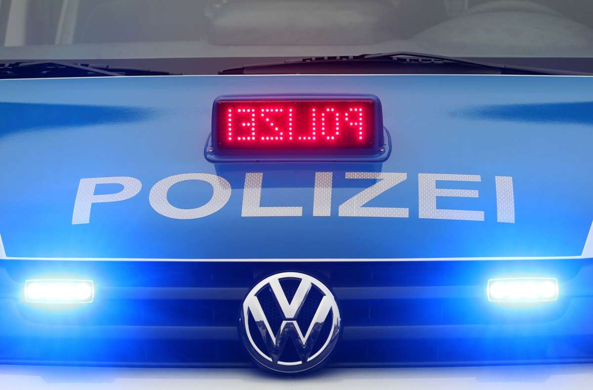 Die Polizei berichtete am Samstag von dem Unfall. (Symbolbild) Foto: dpa/Roland Weihrauch
