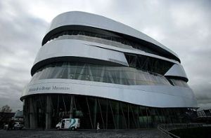 Im Mercedes-Benz-Museum kommen Kommunikationsexperten und Interessierte bei der 36. Social Media Night zusammen. Foto: Michael Steinert