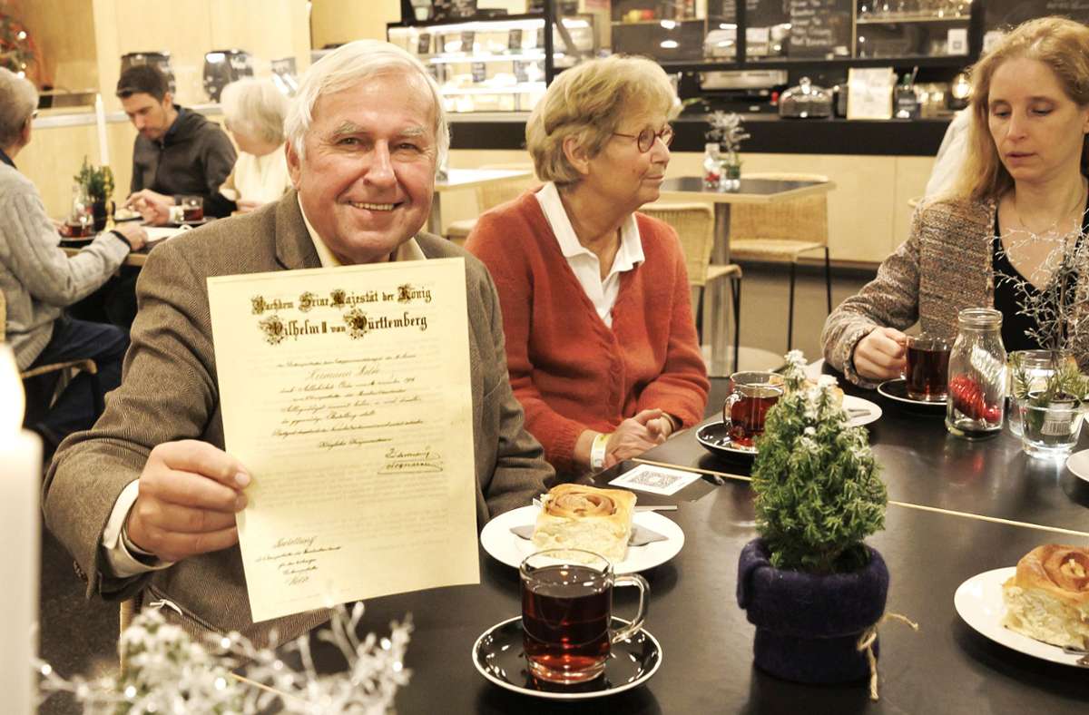 Rainer Welte zeigt die Urkunde, die sein Großvater 1916 vom König erhielt. Neben ihm seine Frau und rechts Jennifer Lauxmann-Stöhr.