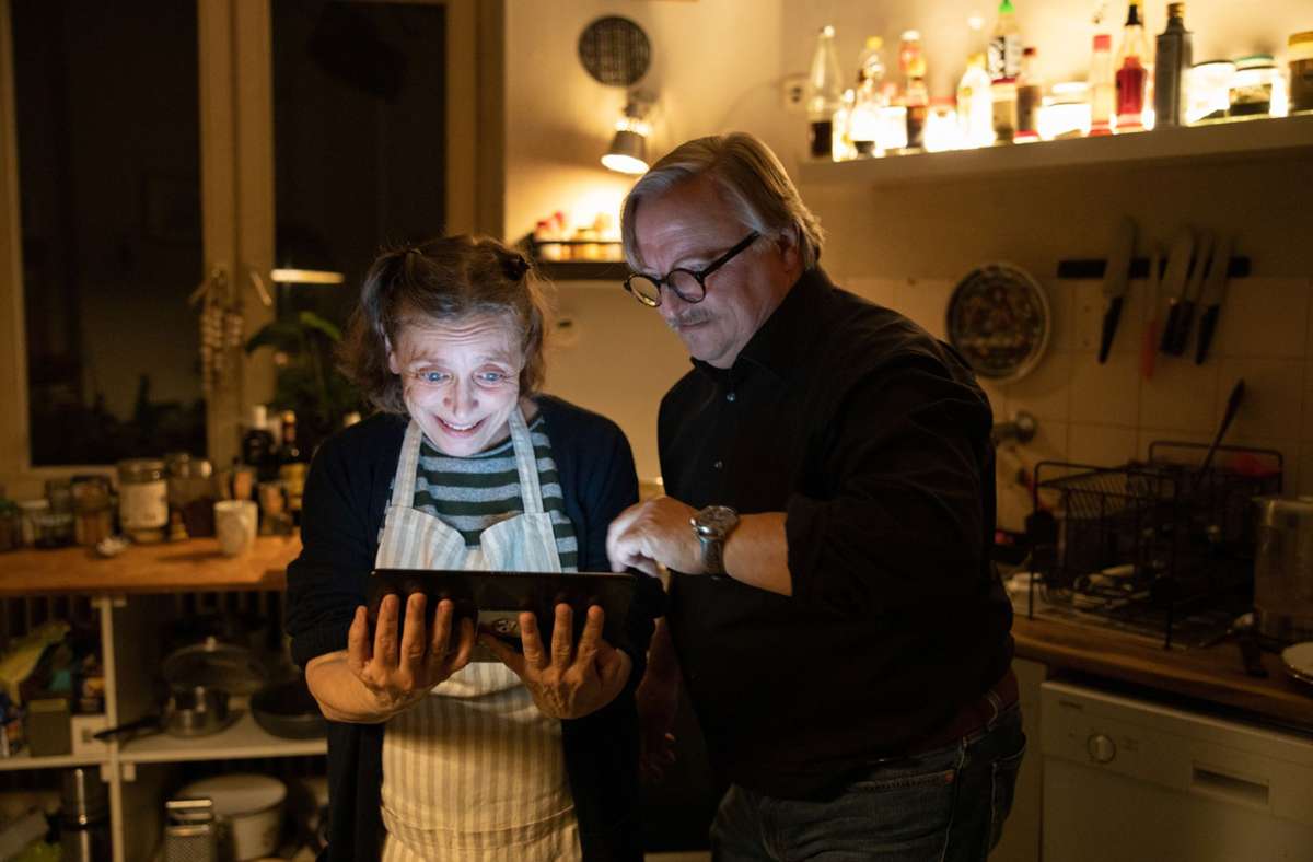 Ralph Friesner (Axel Prahl, r.) überrascht seine Mitbewohnerin Karin (Katharina Thalbach, l.) mit einem Tablet. Endlich kann sie mit ihrem Enkel sprechen!