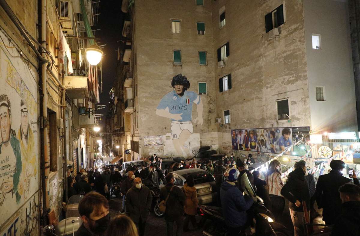Auch in Neapel, Maradonas sportlicher Heimat, strömten die Menschen auf die Straßen – ...