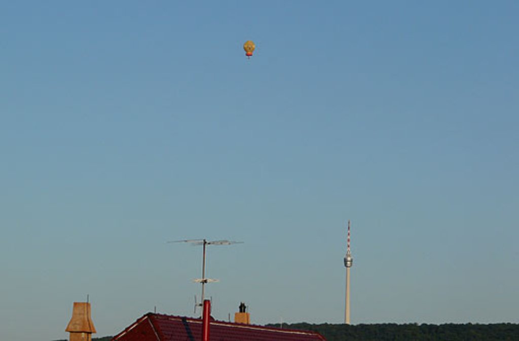 Ein Fesselballon über dem Fernsehturm - Bernd Meyer zu Berstenhorst hat ihn gesehen und festgehalten.