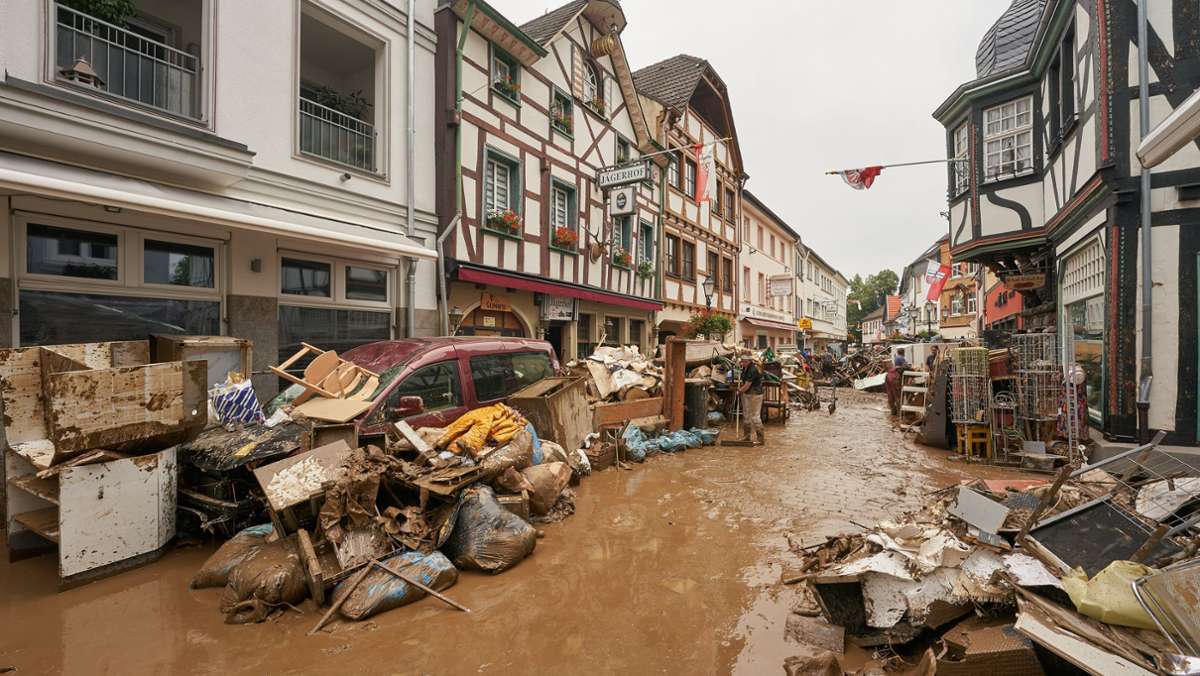  Der Deutsche Wetterdienst hat für den vom Hochwasser stark betroffenen Kreis Ahrweiler in Rheinland-Pfalz am Dienstag starke Niederschläge vorhergesagt. 