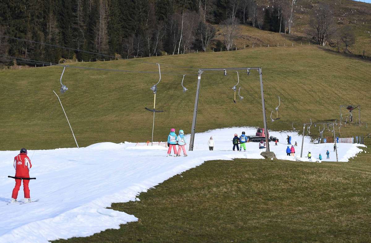 Warme Temperaturen und viel Kunstschnee: So sieht es derzeit in vielen Skigebieten aus. Foto: IMAGO/Revierfoto