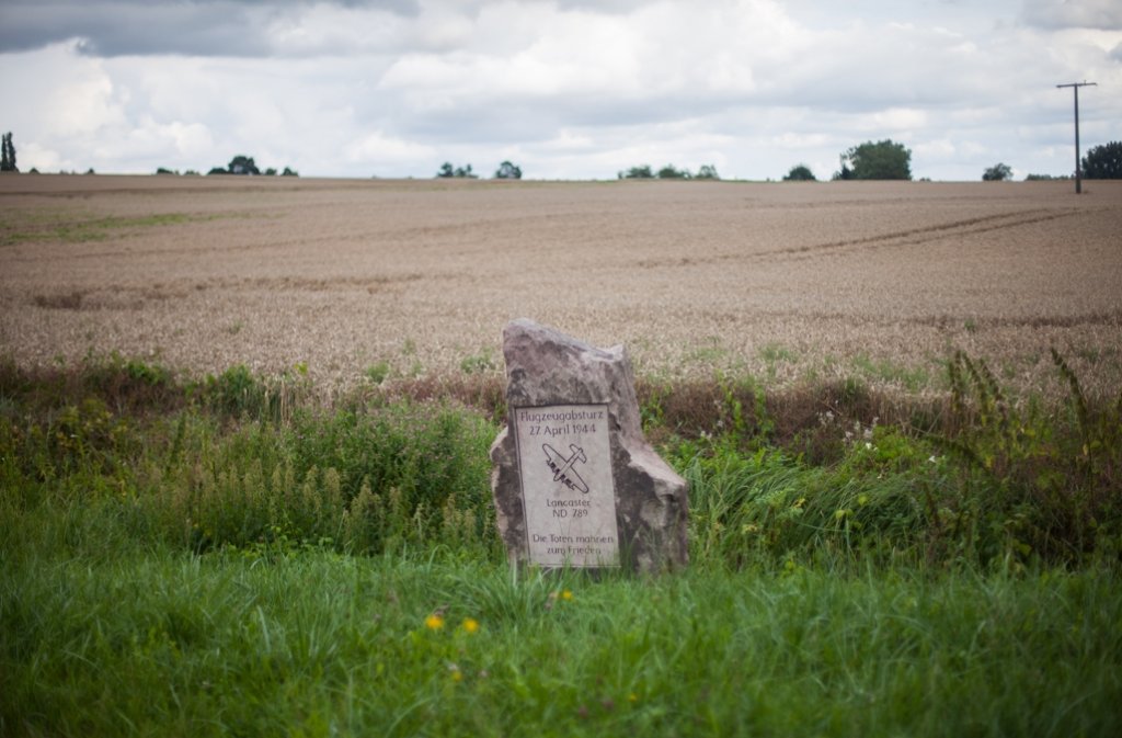 Ein Gedenkstein zum Flugzeugabsturz eines britischen Bombers im Zweiten Weltkrieg vor den Toren der Gemeinde Mühlhausen.