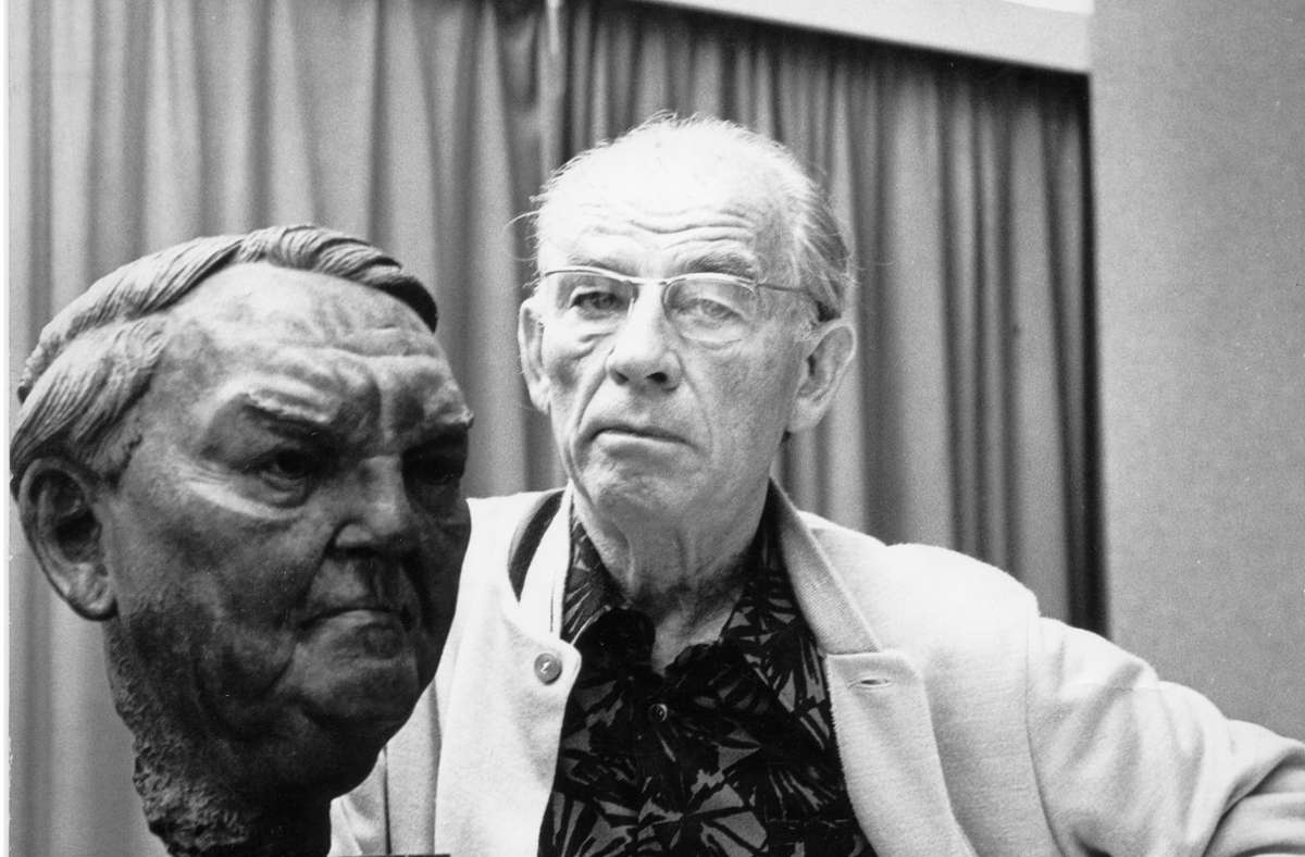 Der Bildhauer Arno Breker mit seiner Büste von Ludwig Erhard Foto: SZ Photo/Teutopress