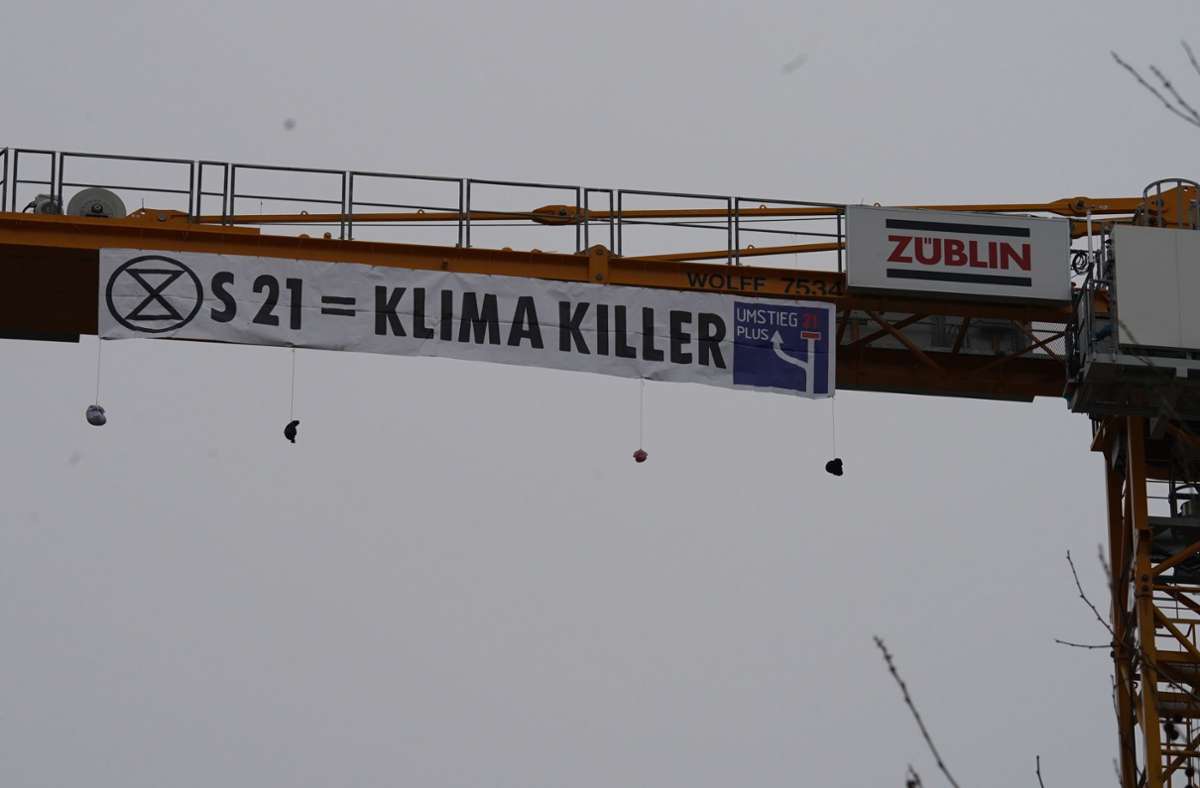 Aktivisten haben ein Banner an einen Kran auf der Stuttgarter Königstraße angebracht.
