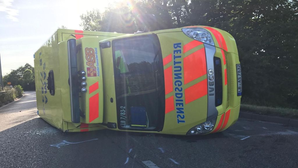 Unfall bei Ludwigsburg: Rettungswagen schlittert 40 Meter über Straße