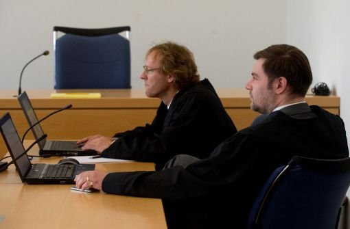 Die Rechtsanwälte der Klägerin, Oliver Leuze (links) und Alexander Steuerwald beim Prozessauftakt im Stuttgarter Landgericht. Foto: dpa