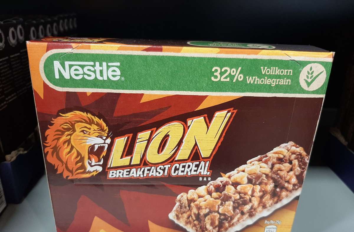 Auch eine beliebte Masche: Auf der Vorderseite der Verpackung wird eine positive Eigenschaft hervorgehoben – wie hier der hohe Vollkornanteil im Frühstücksriegel der Marke Lion.