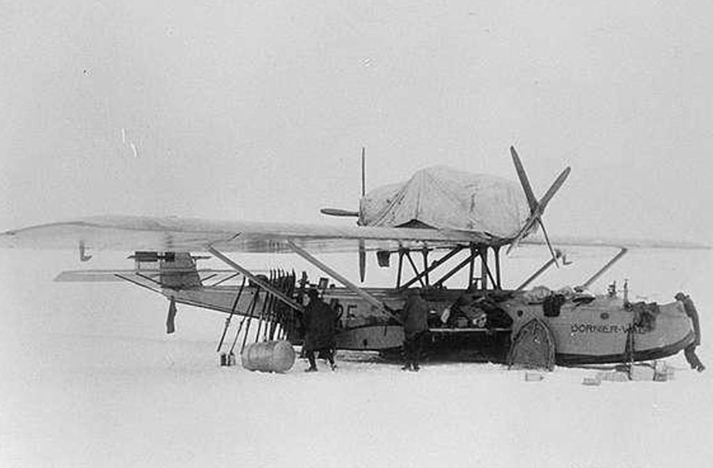 Nordpol, 1925: Eines der beiden Flugzeuge vom Typ Dornier N-25 Do Wal, die der norwegische Polarforscher Roald Amundsen für seinen Rekordversuch am Nordpol nutzte. Auf dem Foto ist der Flieger in Ny-Ålesund (Spitzbergen) vor dem Abflug Richtung Nordpol am 21. Mai 1925 zu sehen.