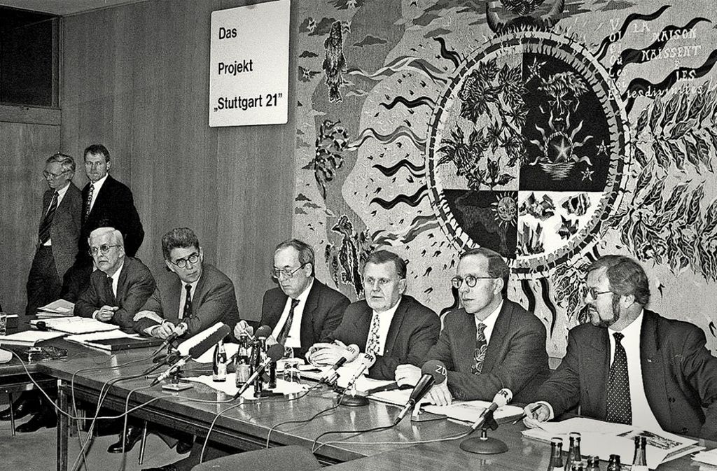 Bilder aus 25 Jahren Projektgeschichte: Am 18. April 1994 stellt eine Herrenrunde die Idee für Stuttgart 21 vor.