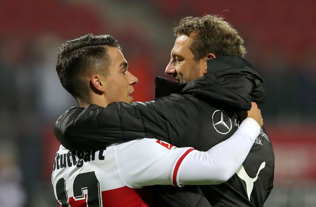 Alles gut? Nein, aber vieles besser. Markus Weinzierl freut sich mit Erik Thommy über seinen ersten Sieg als VfB-Trainer.