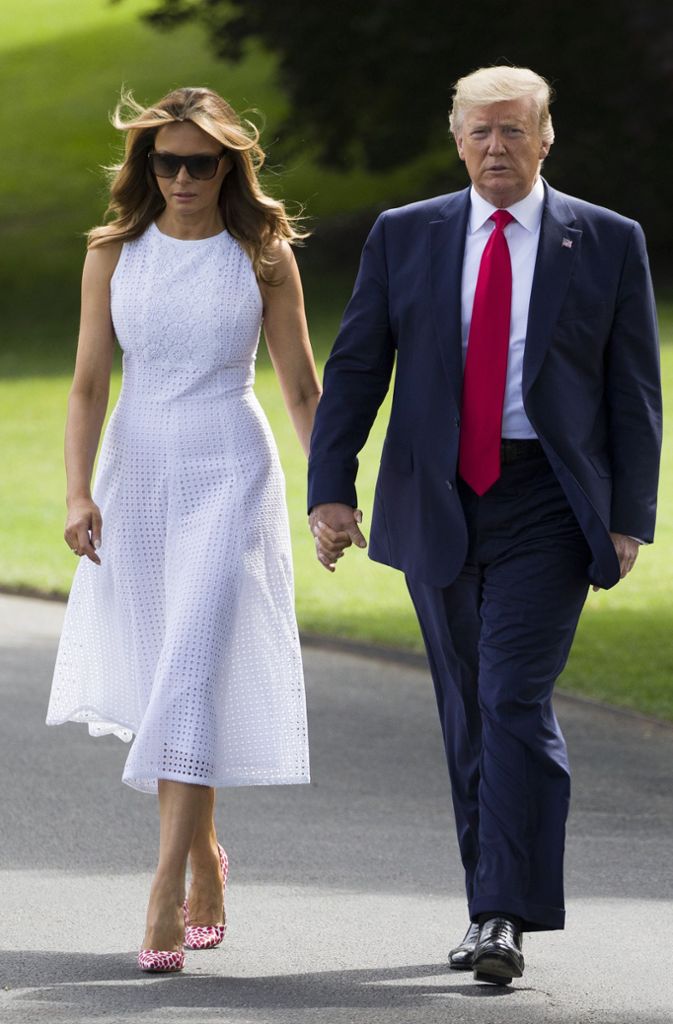 Was sich viele fragen: Wie ist es um die Ehe der Trumps bestellt? Um die Welt gehen Aufnahmen, die zeigen, wie Melania Donalds Hand wegstößt, wenn er nach ihrer greifen will.