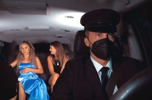 Bachelor Dominik Stuckmann fährt zwei der Kandidatinnen selbst zur Villa. Die wissen allerdings nicht, wer da die Limousine lenkt. Foto: RTL