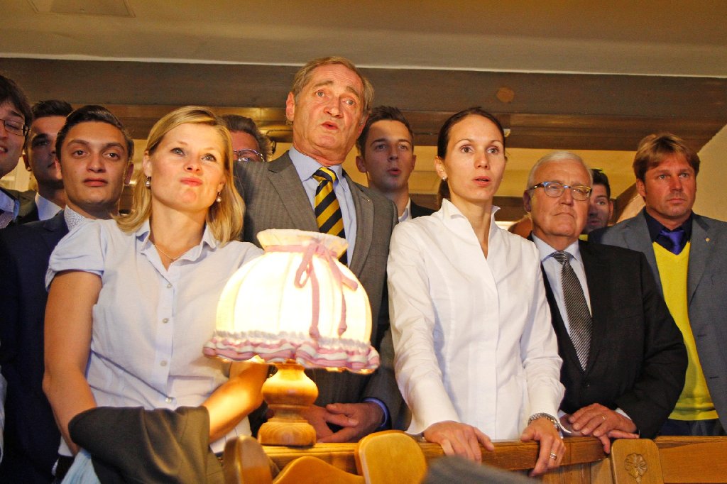 Lange Gesichter im Stuttgarter Kachelofen: FDP-Direktkandidatin Judith Skudelny (zweite von rechts) ist entsetzt über das Abschneiden ihrer Partei.